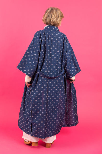 Achteraanzicht van lange kimono met bijpassende ceintuur in katoenen indigo jacquard