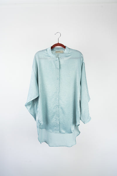 Aqua blouse in zachte glansstof en oversized fitting