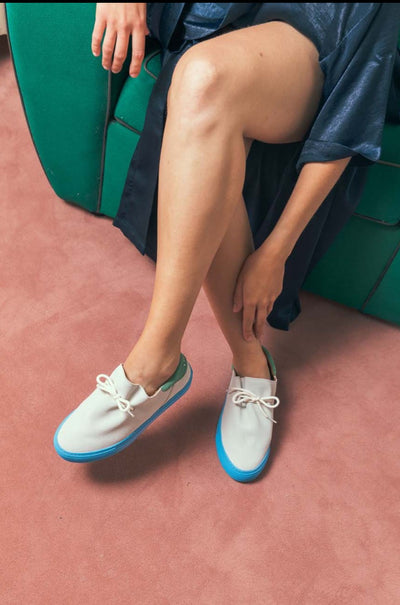 Off white suede sneakers met felblauwe zolen en uitneembaar voetbed